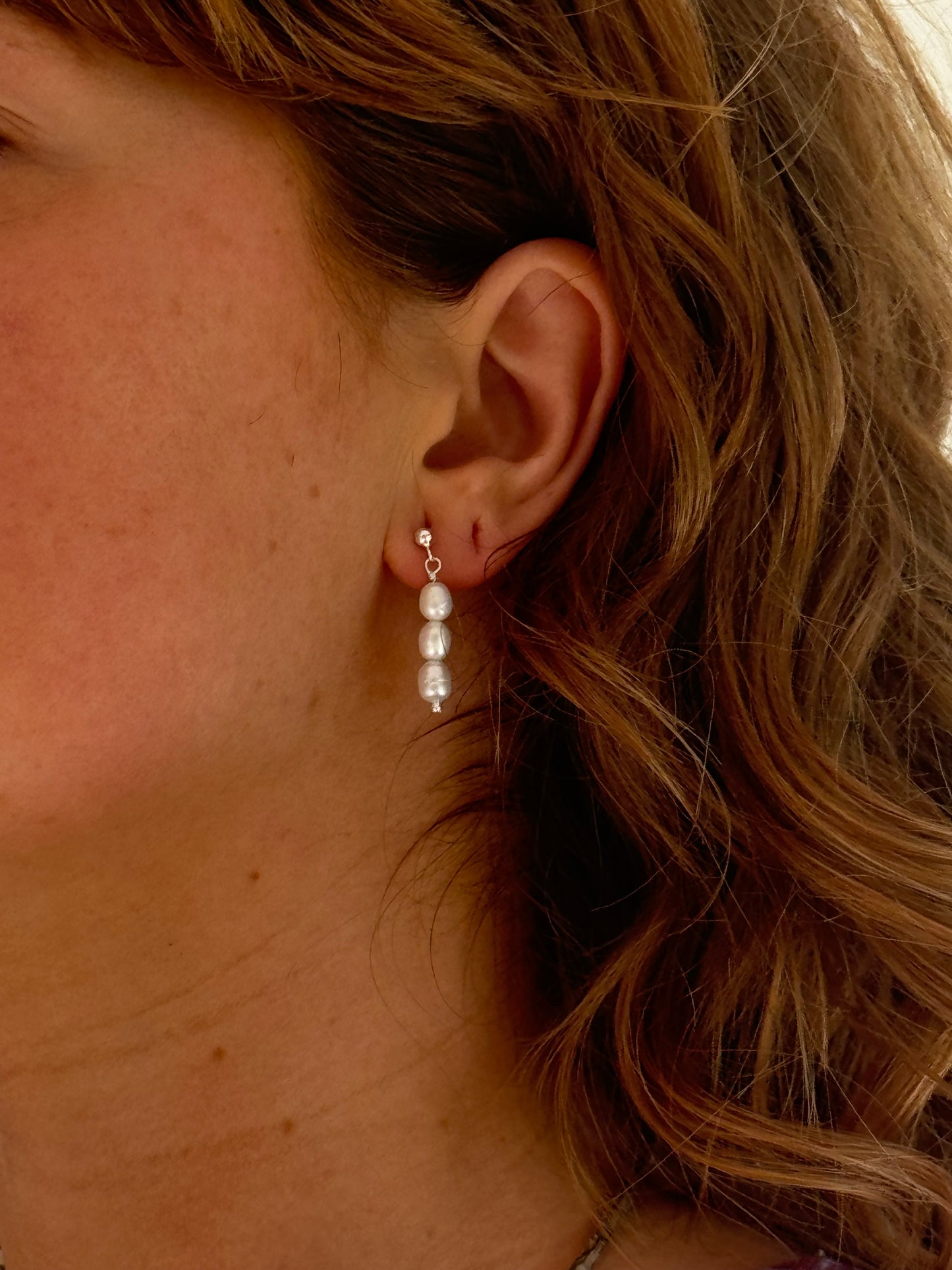 Pearl asymmetrical stud